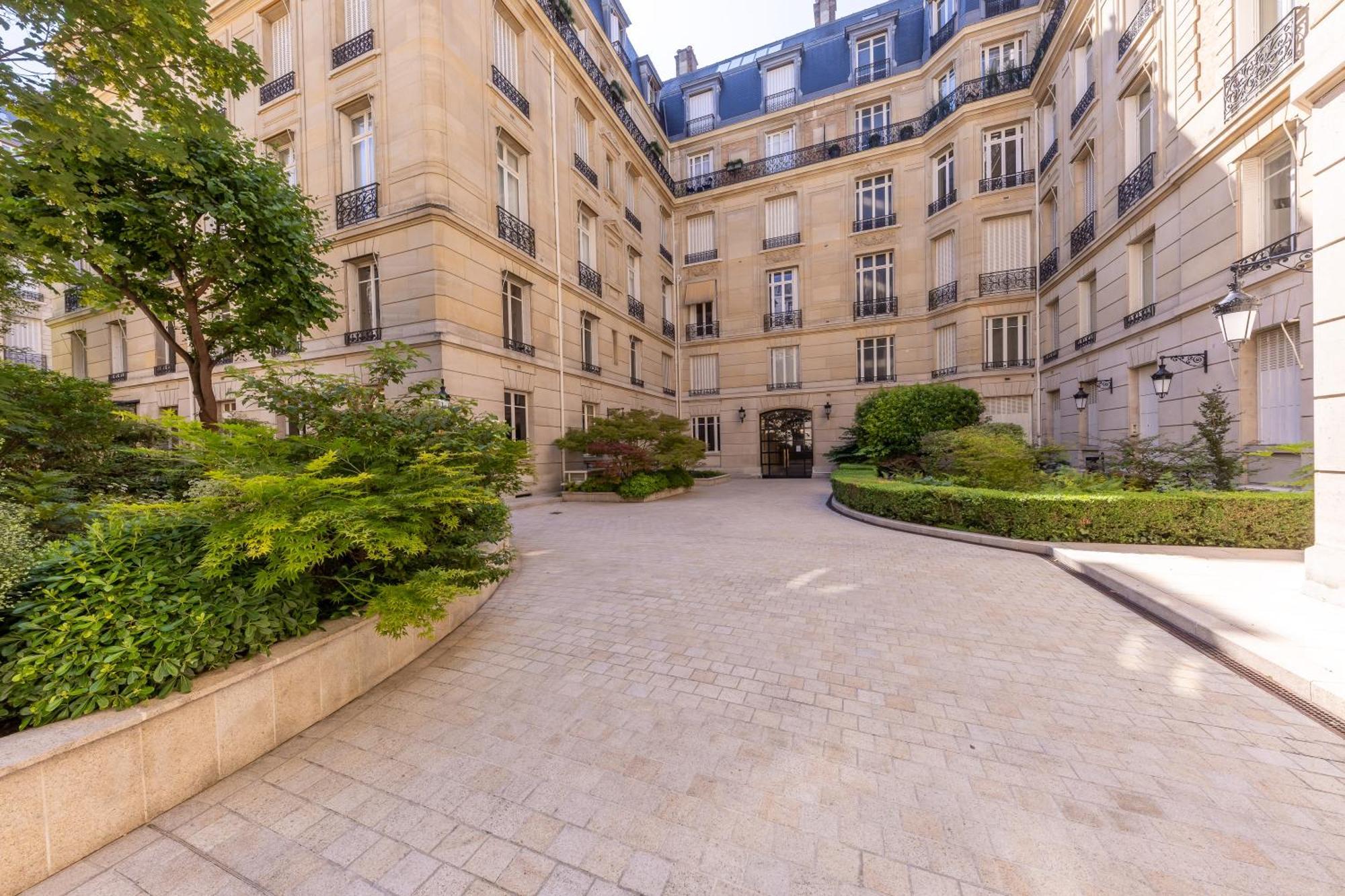 Avenue Montaigne - Champs Elysees *